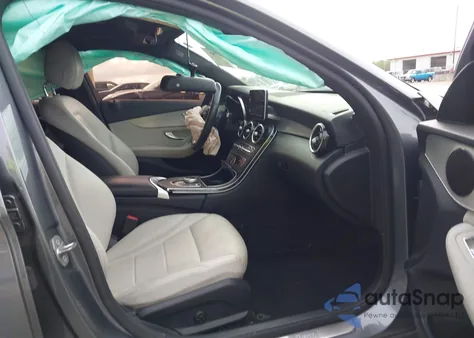 2018 Mercedes-Benz C 300 z USA, uszkodzony, nr VIN 55SWF4JBXJU265610